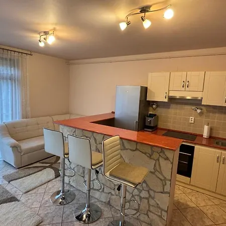 Makra-teto Oeregtoelgy Apartmán Pětikostelí