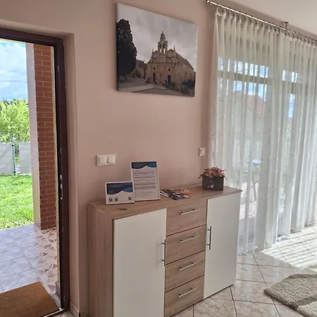 Makra-teto Oeregtoelgy * Pětikostelí